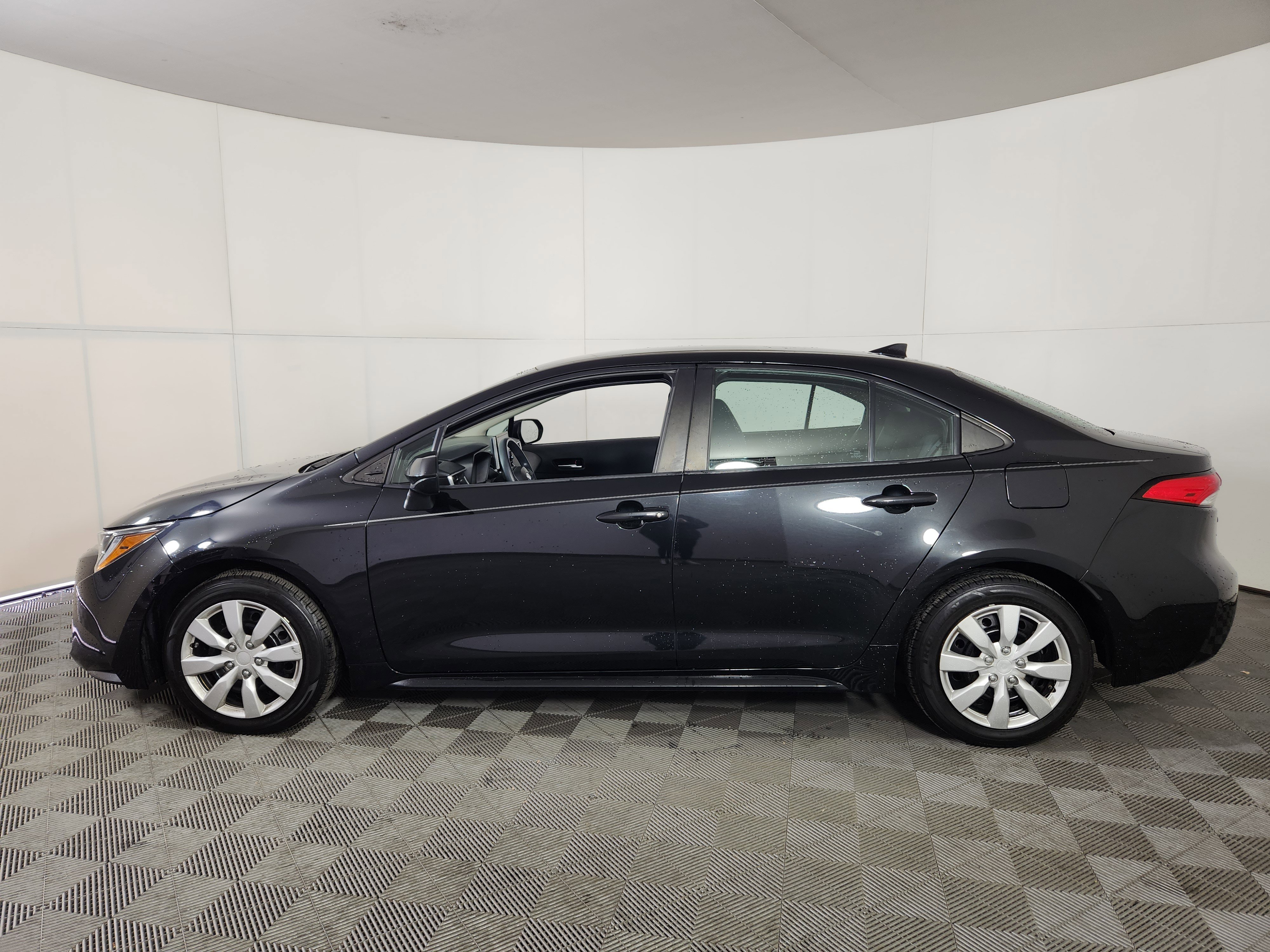 Used 2020 Toyota Corolla LE image 4