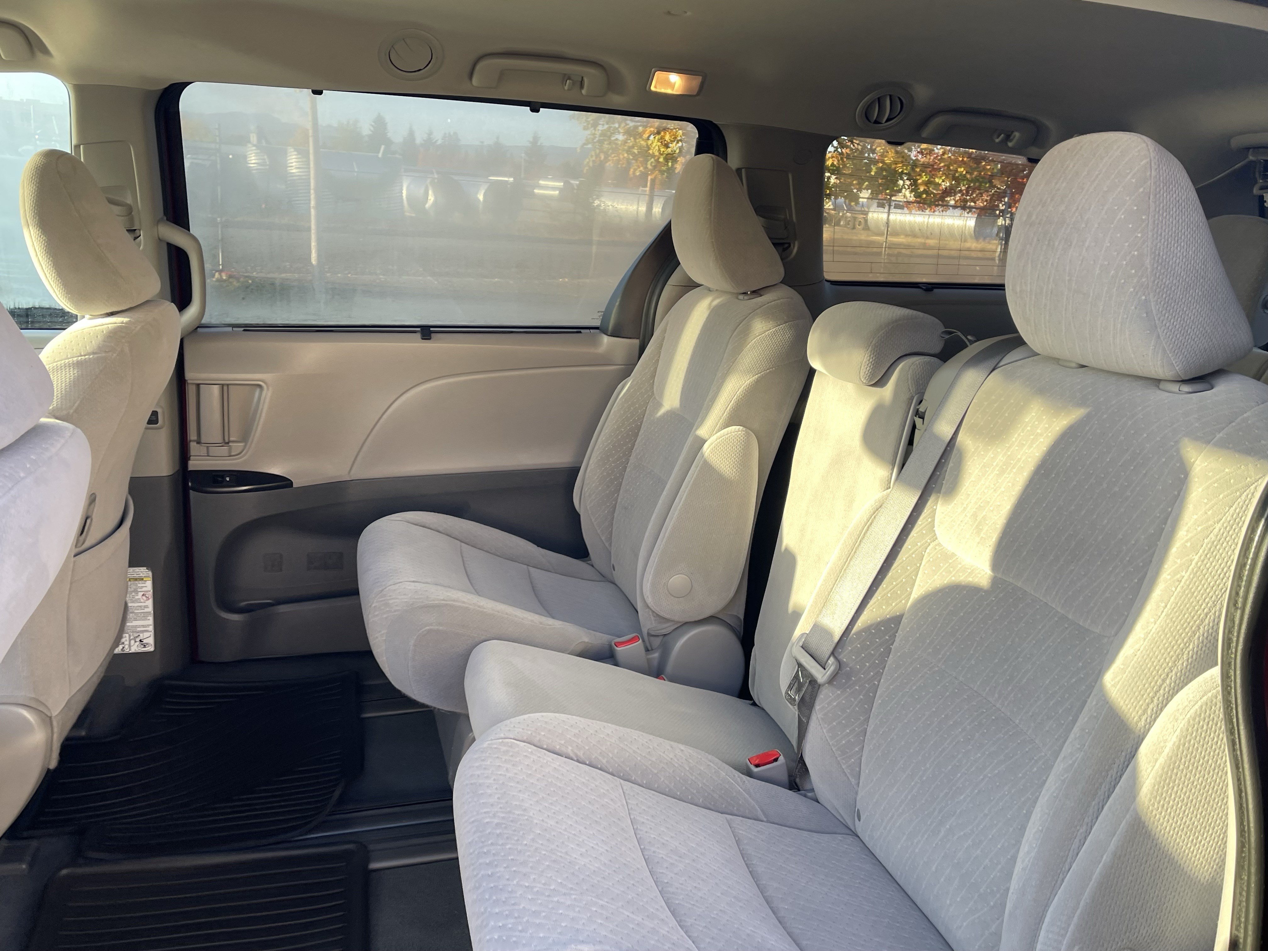 Used 2020 Toyota Sienna LE w/ LE Preferred Package FWD image 13