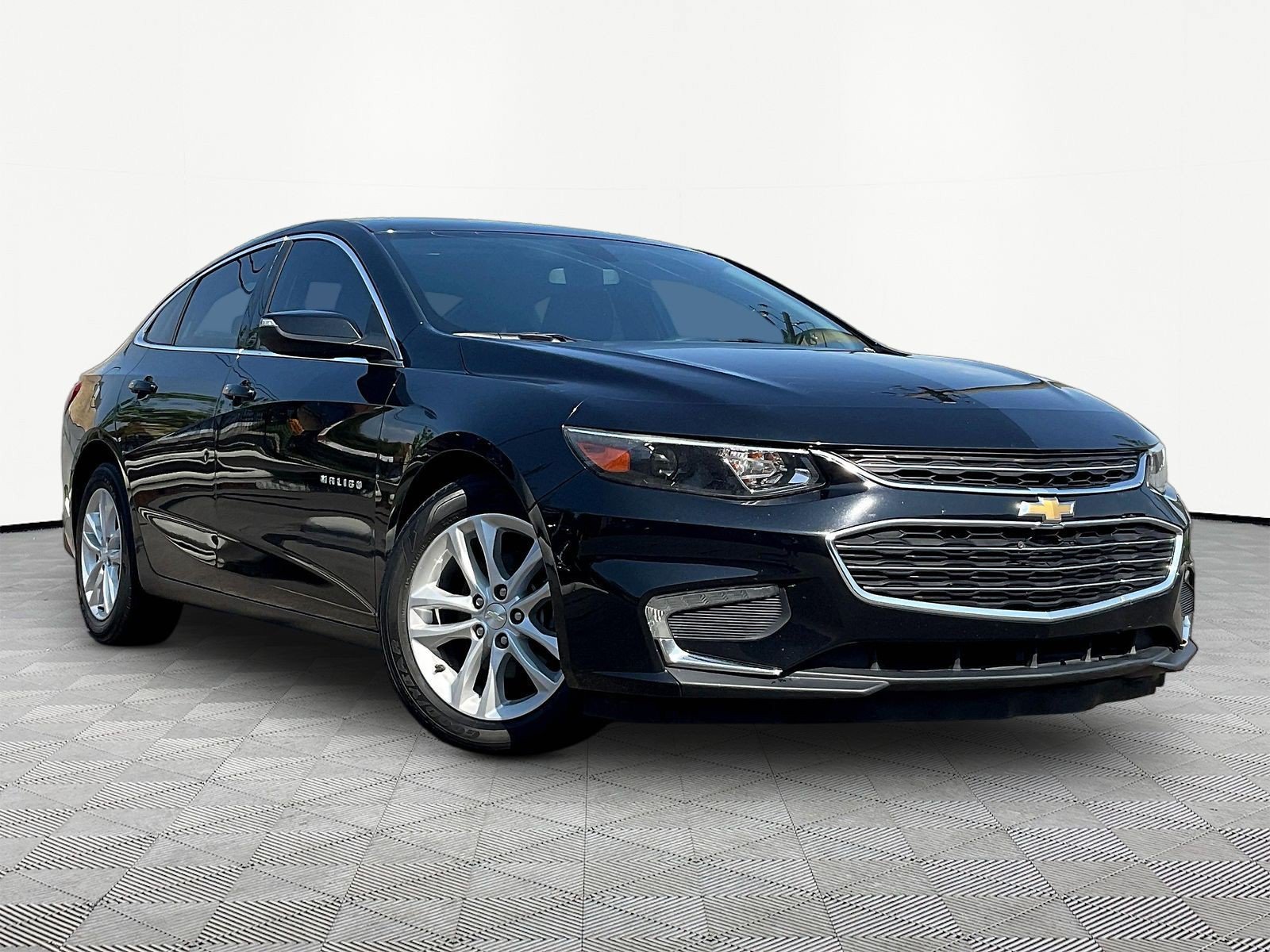 Used 2017 Chevrolet Malibu LT FWD image 3