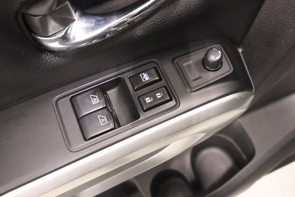 Used 2017 Nissan Titan SV image 12