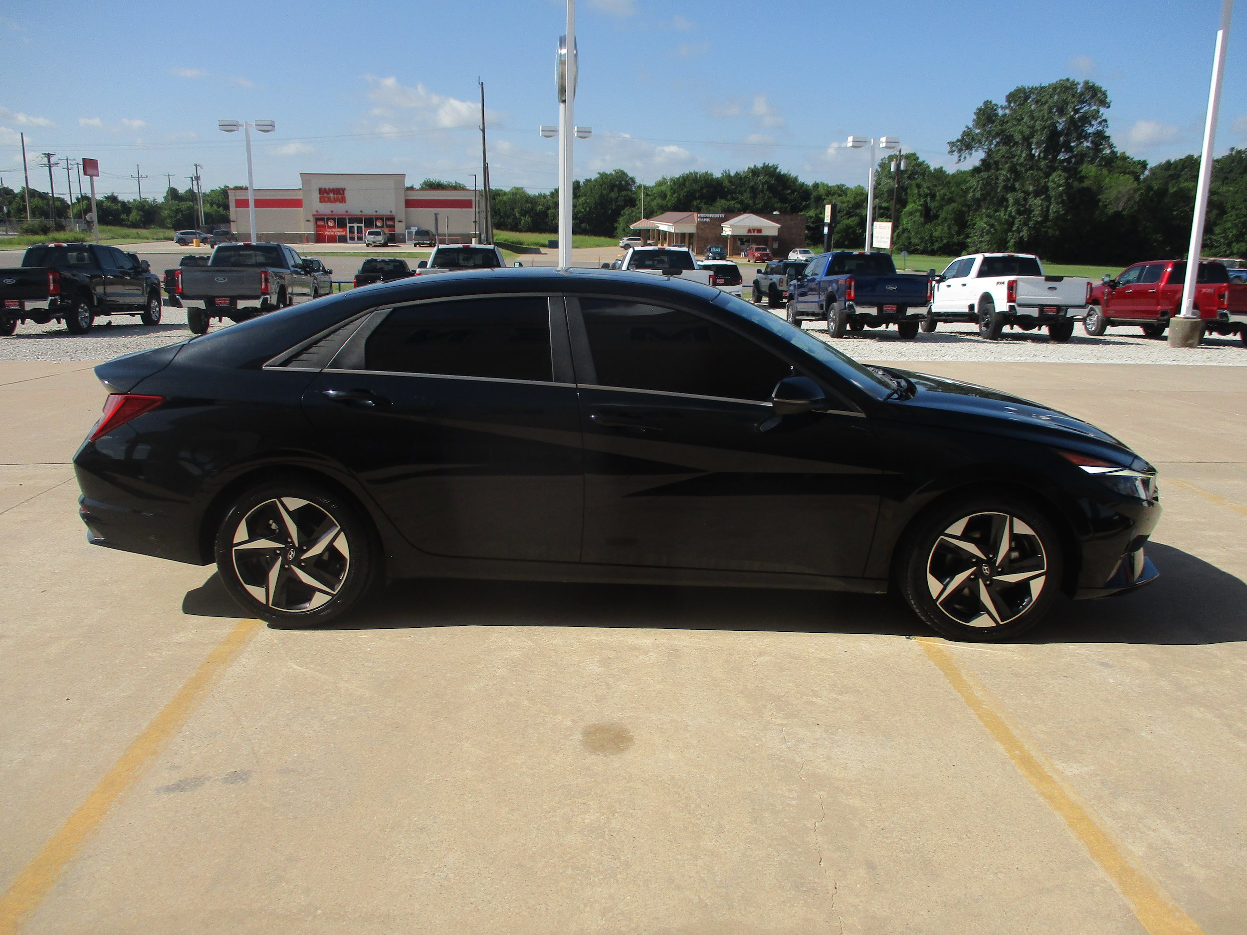 Used 2022 Hyundai Elantra Limited w/ Preferred Accessory Package FWD image 8