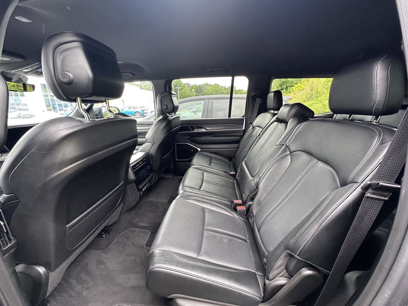 Used 2024 Jeep Wagoneer Series II w/ Flexible Seating Group image 11