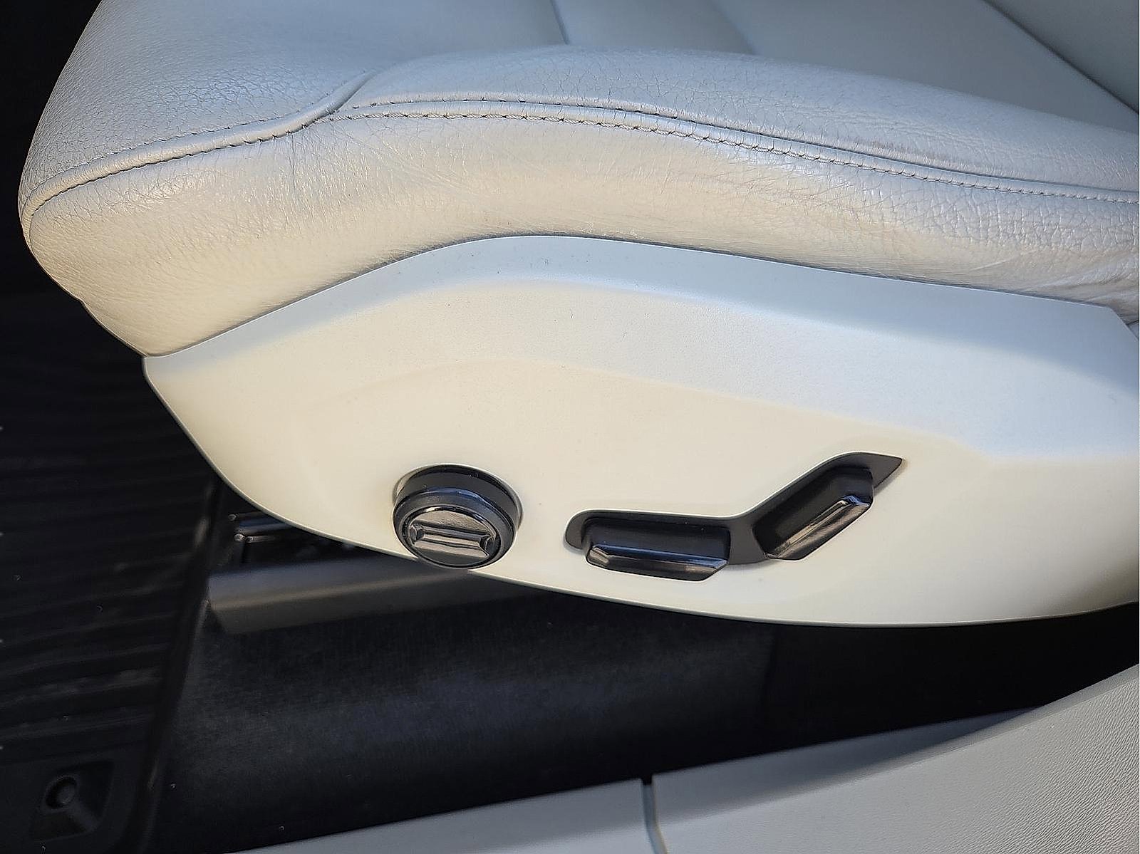 Used 2021 Volvo XC90 T6 Momentum w/ Advanced Package image 15