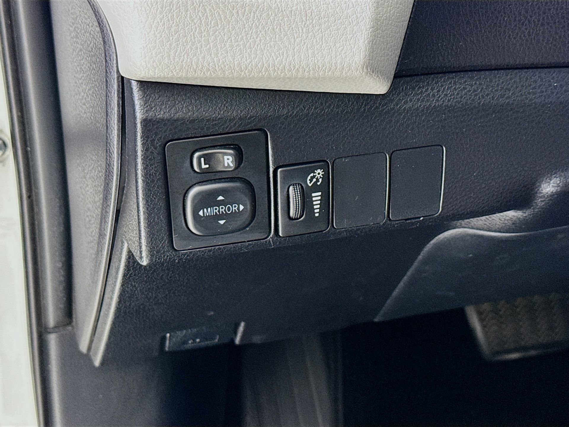 Used 2015 Toyota Corolla LE FWD image 11
