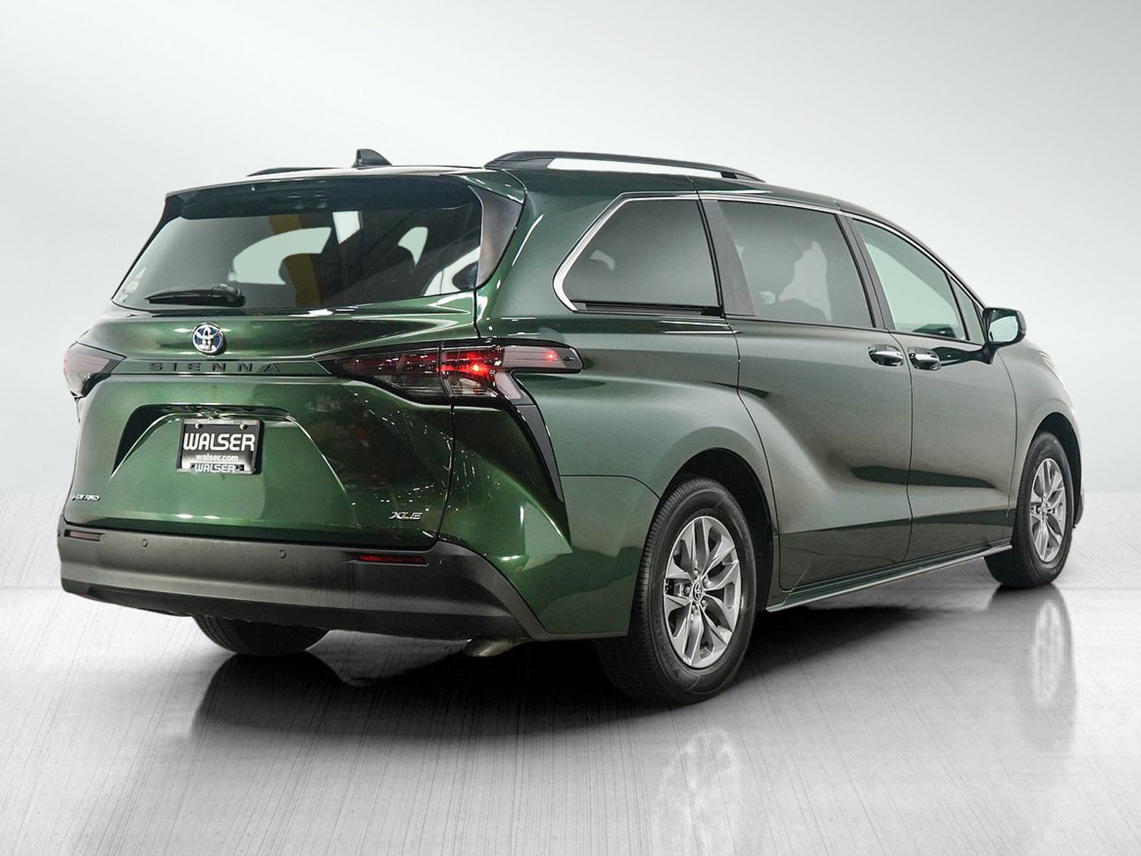 Used 2025 Toyota Sienna XLE w/ XLE Plus Package AWD/4WD image 5