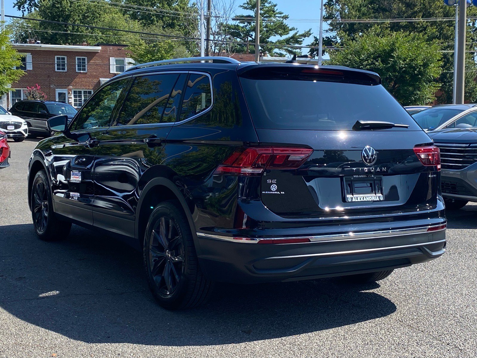 Certified 2024 Volkswagen Tiguan SE w/ Panoramic Sunroof Package AWD/4WD image 4
