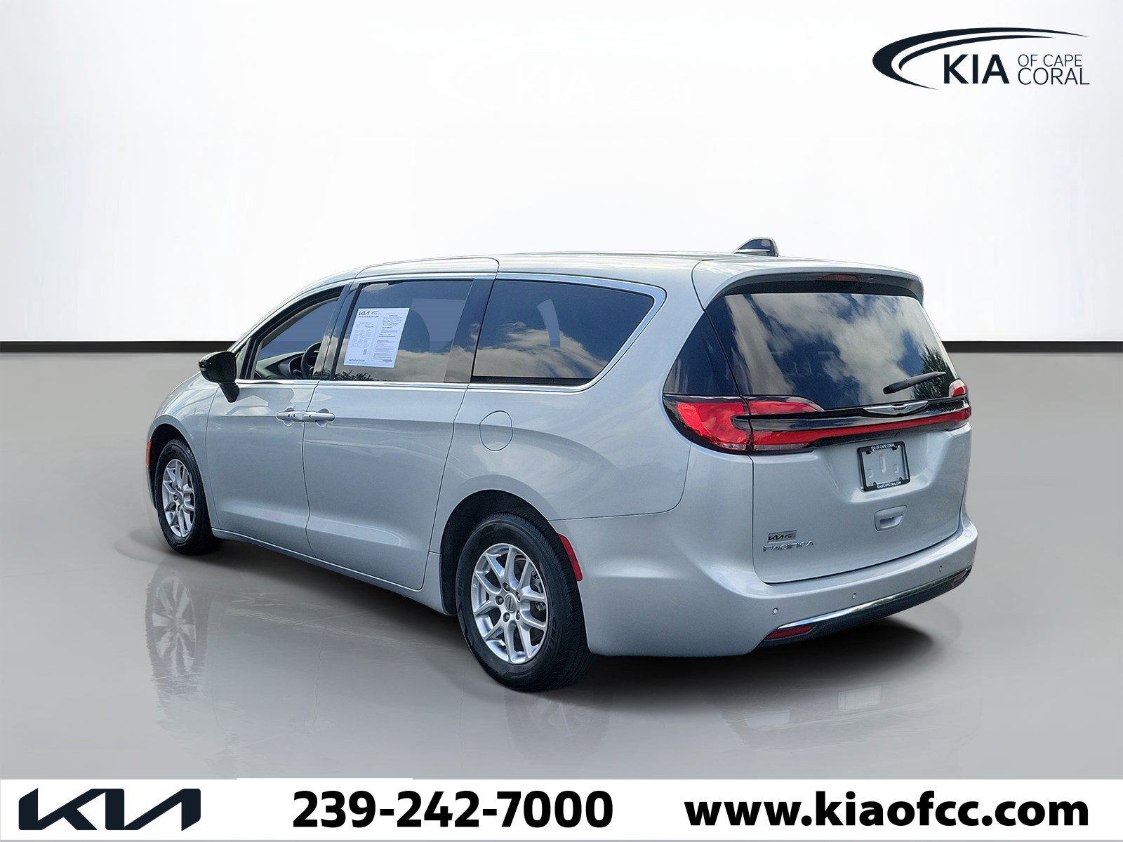 Used 2024 Chrysler Pacifica Touring-L FWD image 4