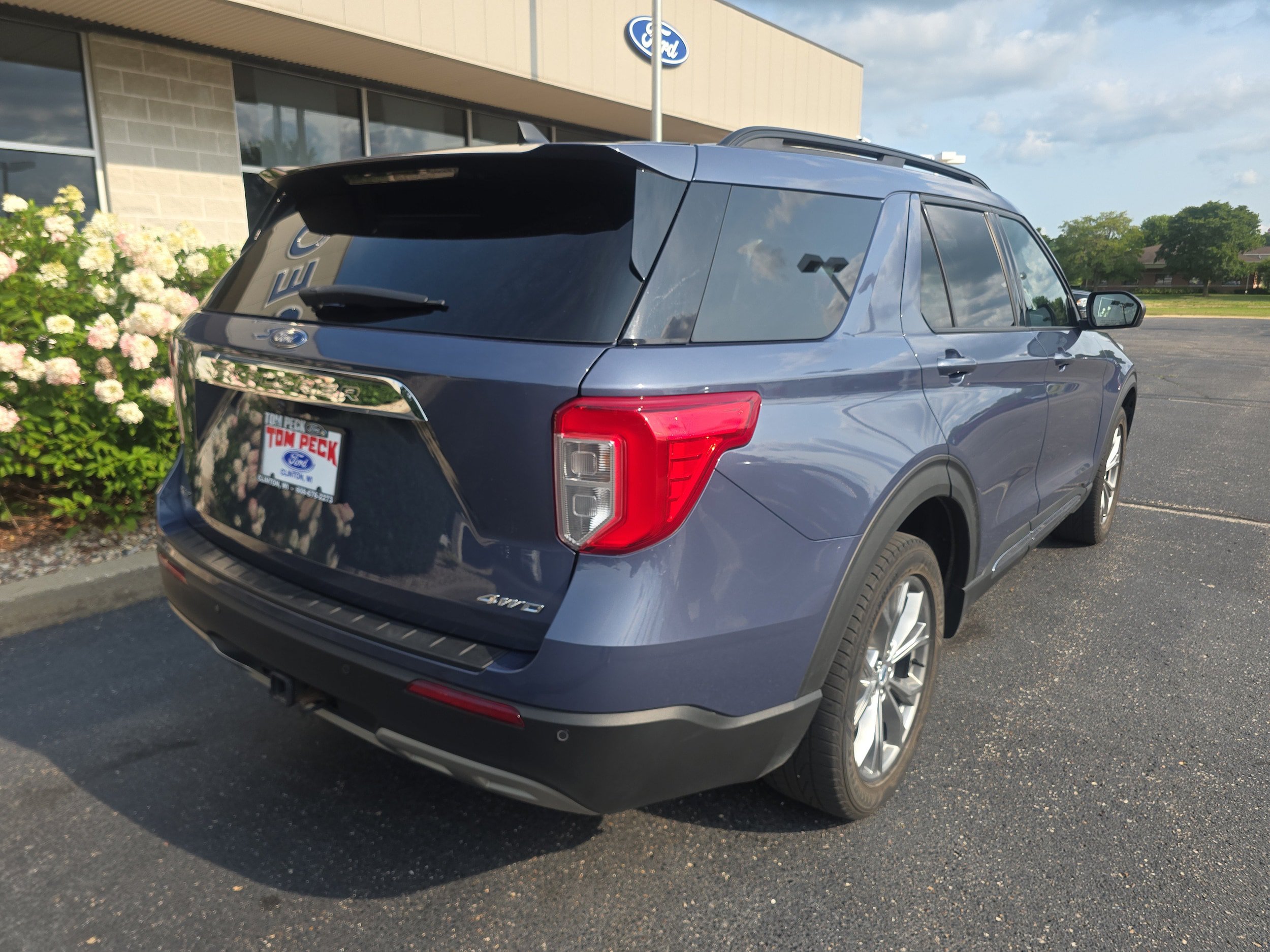 Used 2021 Ford Explorer XLT w/ Equipment Group 202A AWD/4WD image 2
