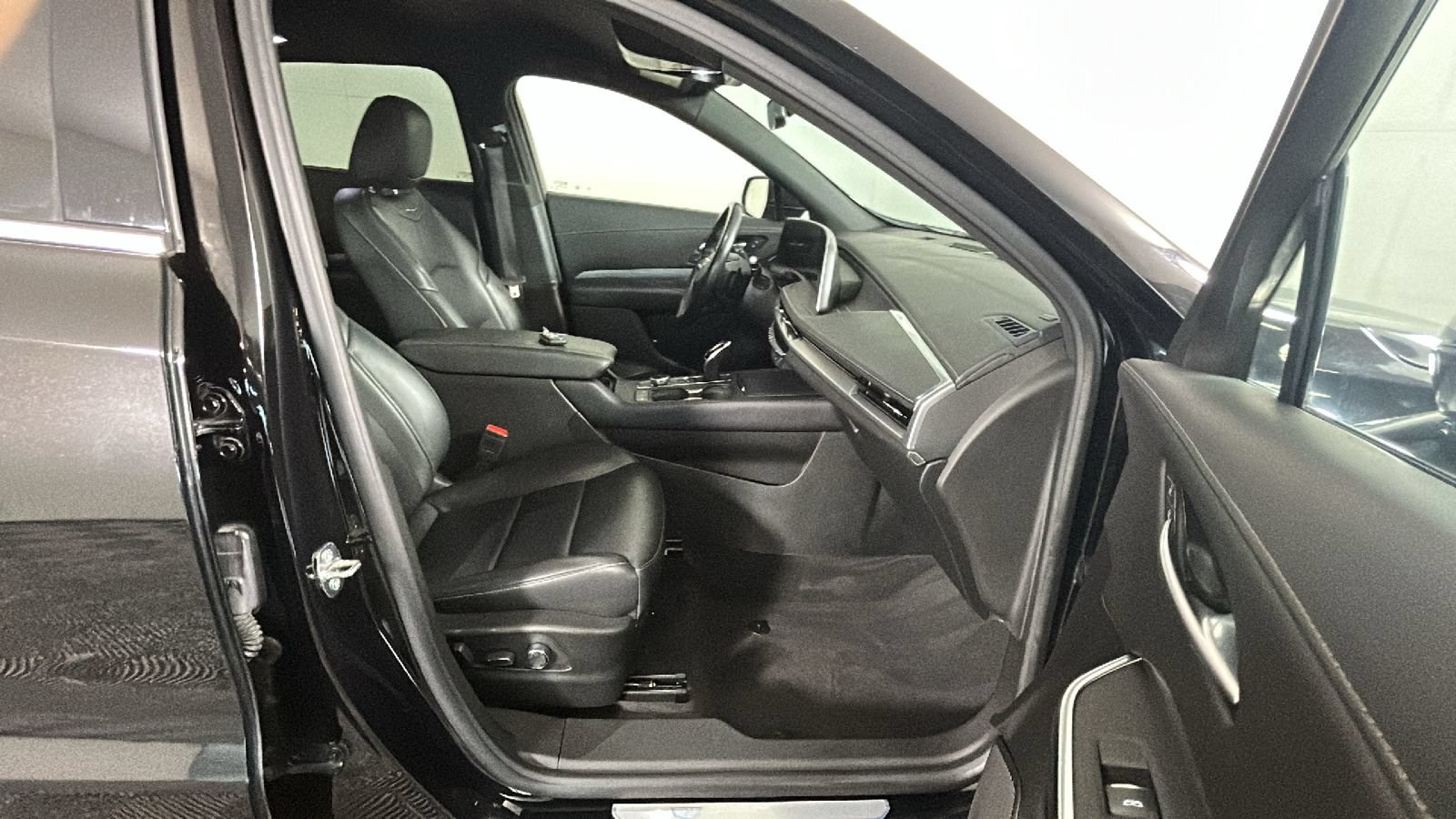 Used 2024 Cadillac XT4 Premium Luxury AWD/4WD image 34