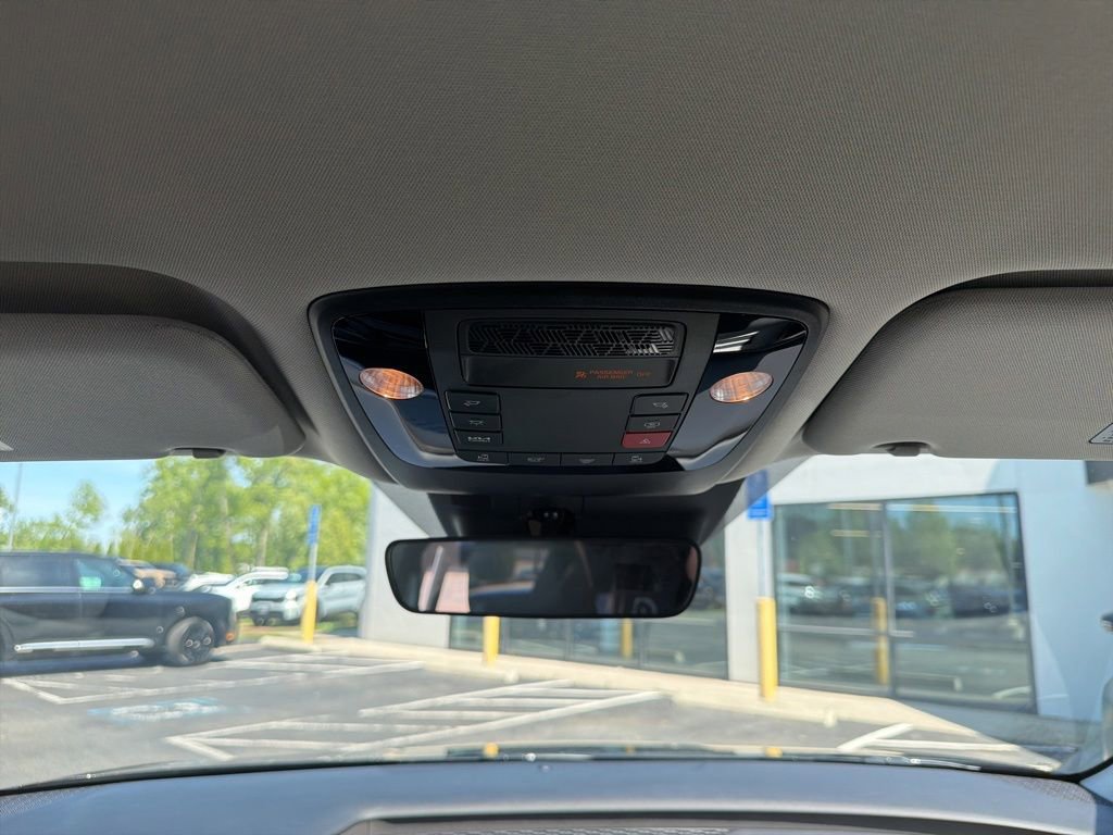 Used 2025 Kia Carnival EX FWD image 22