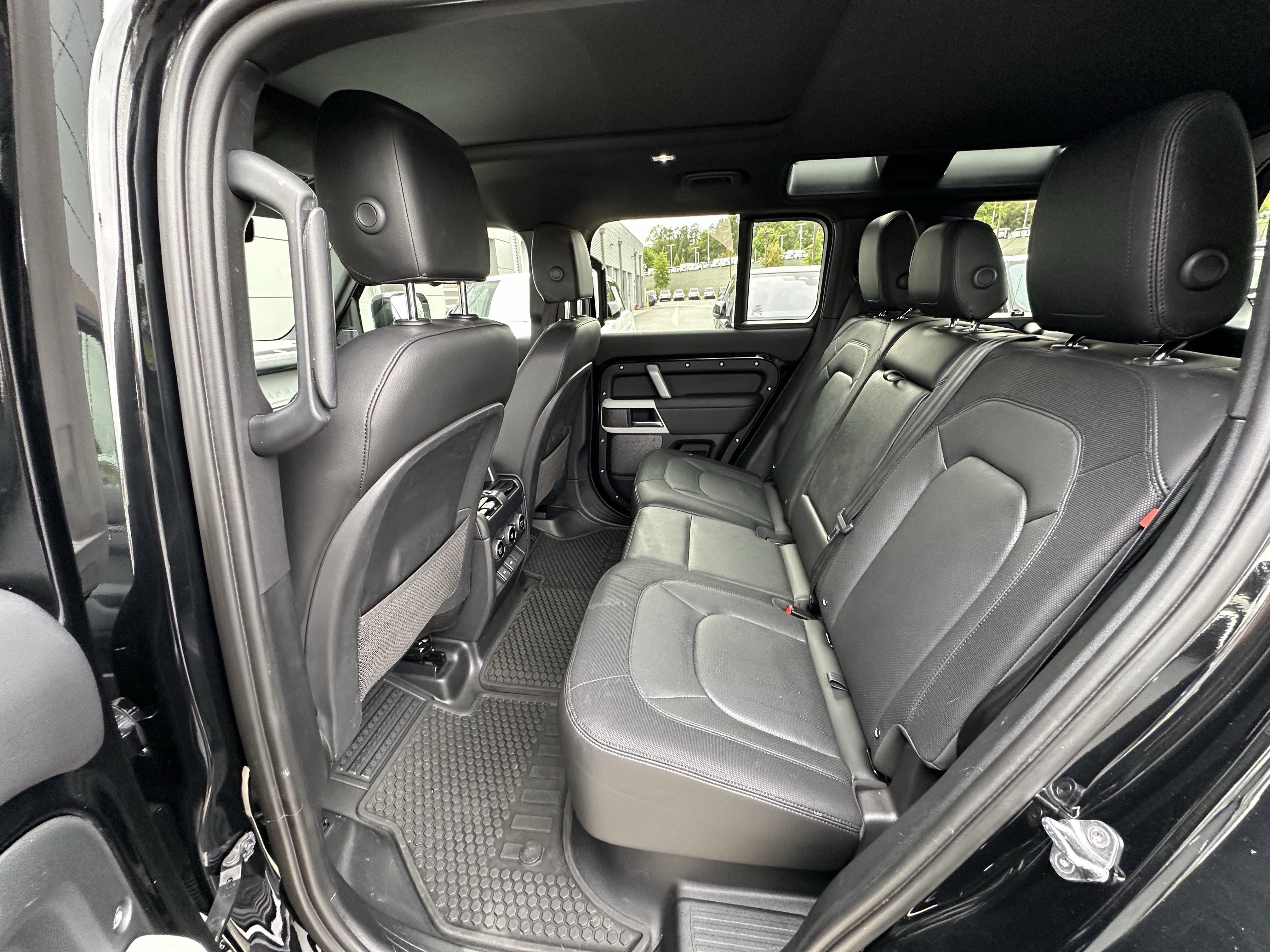 Certified 2024 Land Rover Defender 110 X-Dynamic SE AWD/4WD image 31