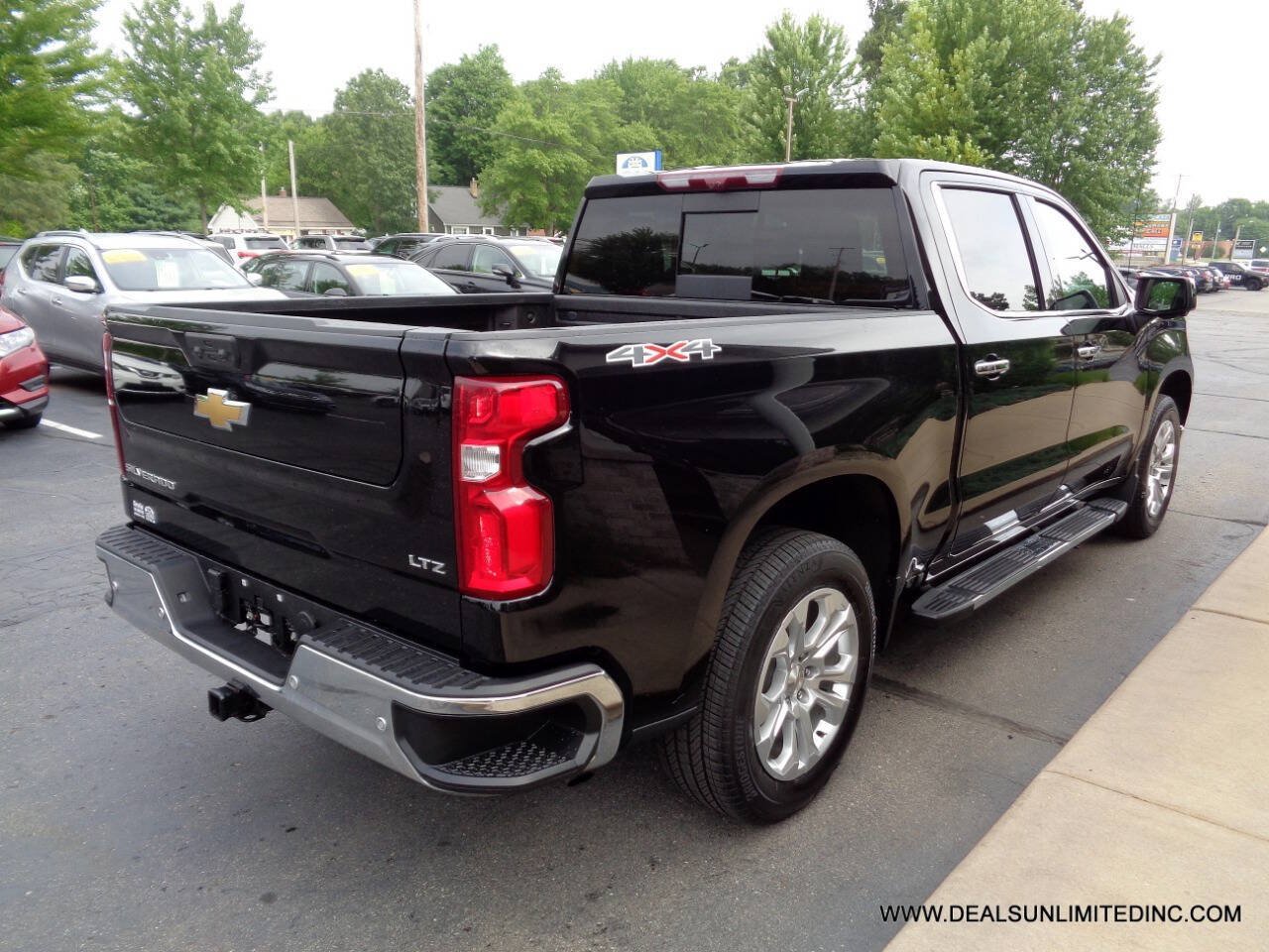 Used 2024 Chevrolet Silverado 1500 LTZ w/ LTZ Premium Package AWD/4WD image 3