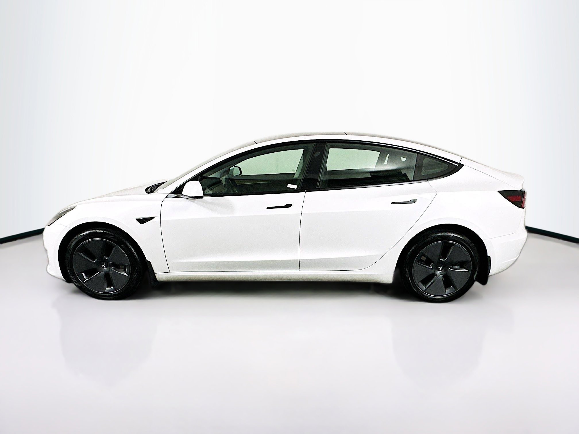 Used 2023 Tesla Model 3 Standard Range image 4