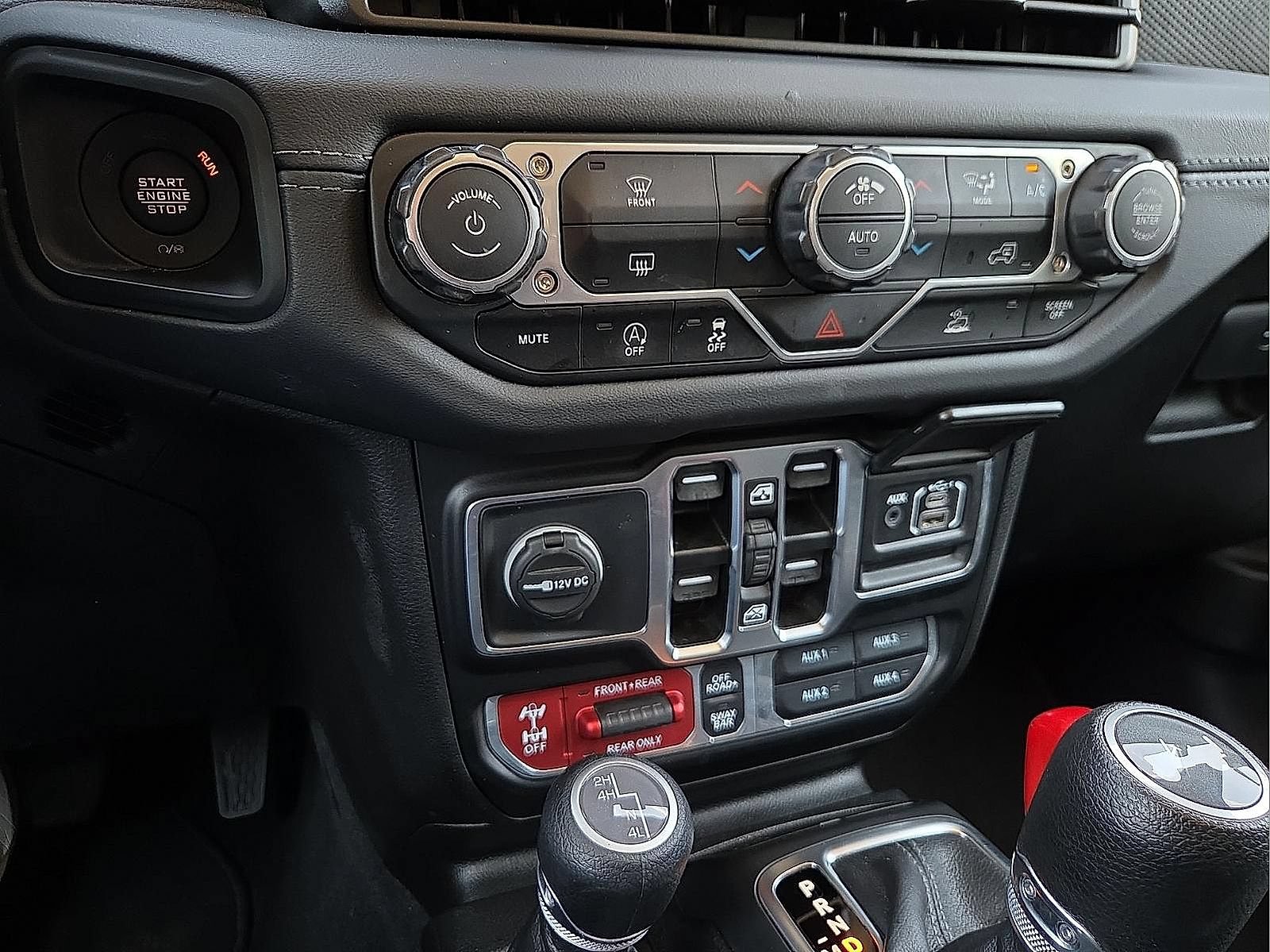 Used 2025 Jeep Wrangler Unlimited Rubicon AWD/4WD image 17
