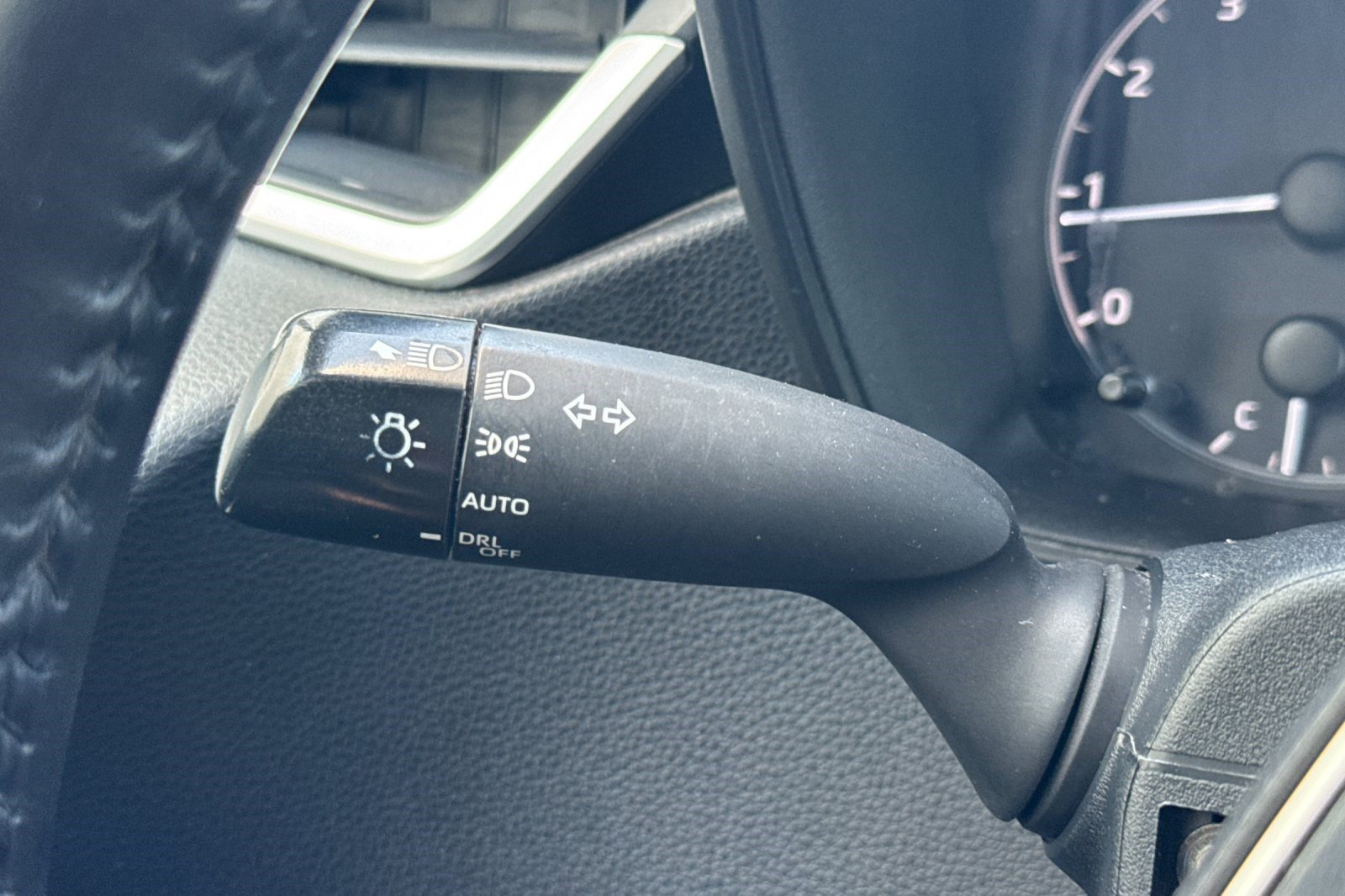 Used 2023 Toyota Corolla SE w/ Carpet Mat Package (TMS) FWD image 31