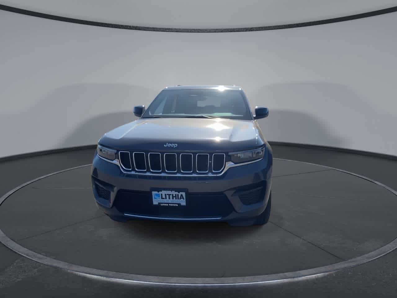 Used 2025 Jeep Grand Cherokee Laredo w/ Luxury Tech Group I AWD/4WD image 3