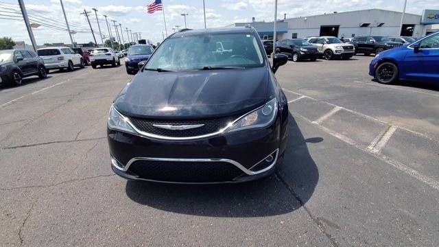 Used 2018 Chrysler Pacifica Touring-L Plus FWD image 3