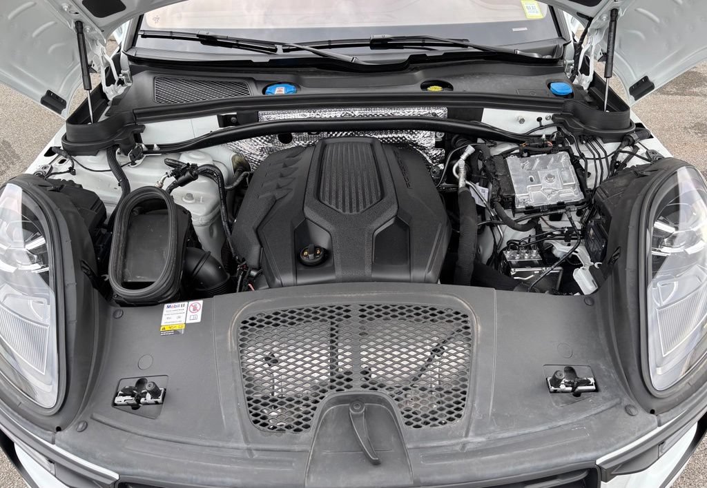 Certified 2023 Porsche Macan AWD/4WD image 24