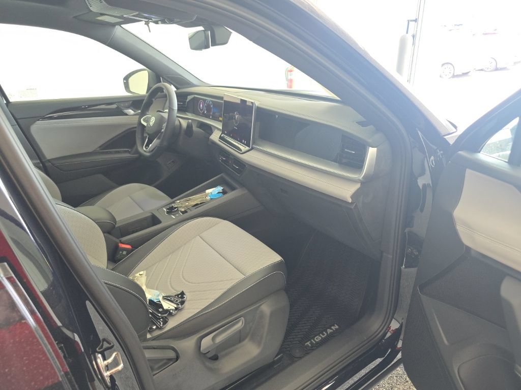 New 2026 Volkswagen Tiguan SE R-Line AWD/4WD image 11