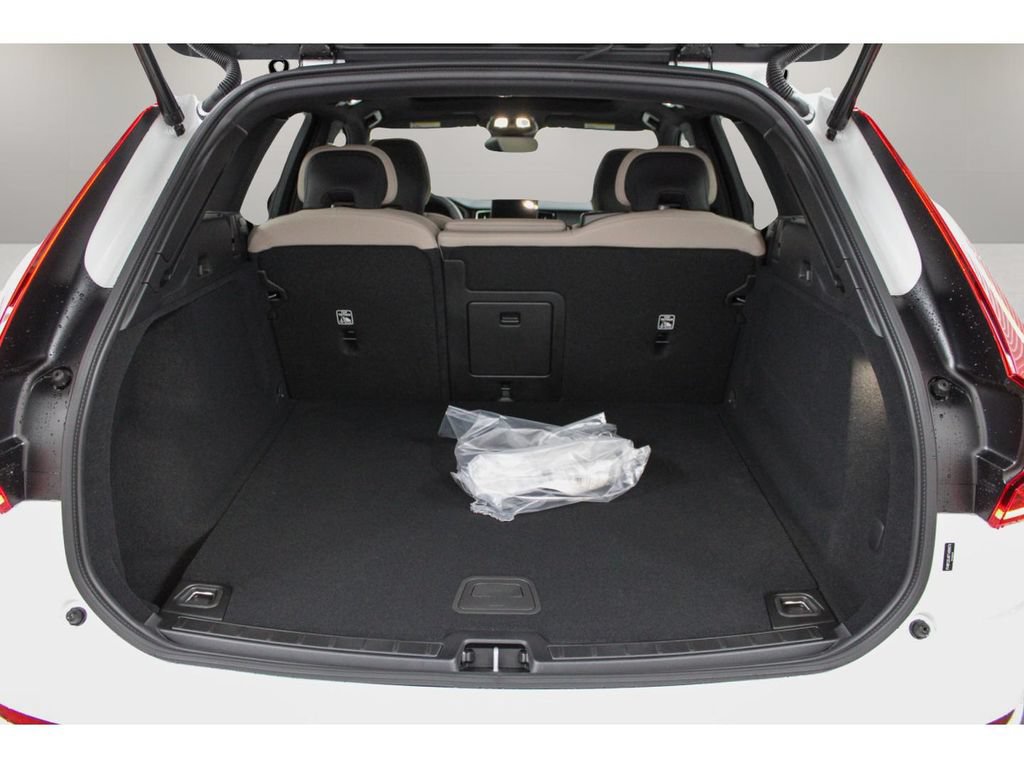 New 2026 Volvo XC60 B5 Core AWD/4WD image 30