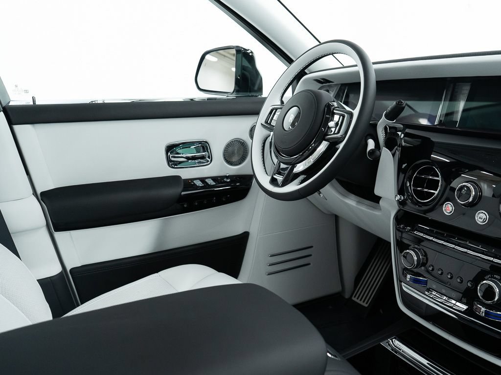 Certified 2026 Rolls-Royce Phantom Sedan w/ Leather Finishing Pack RWD image 34