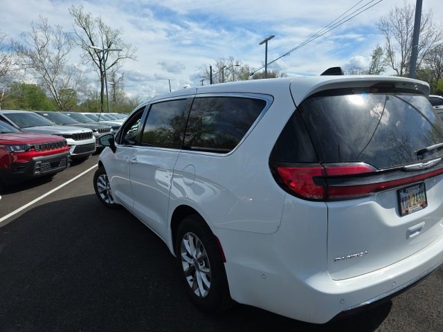 Used 2025 Chrysler Pacifica Select w/ Uconnect Theater Family Group image 20