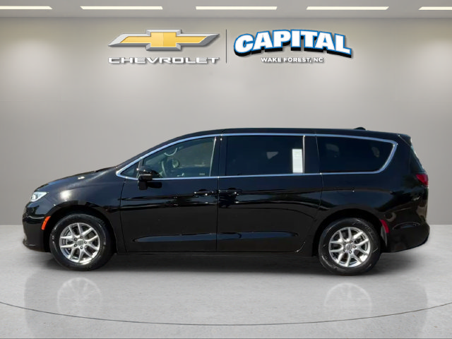 Used 2025 Chrysler Pacifica Select FWD image 2