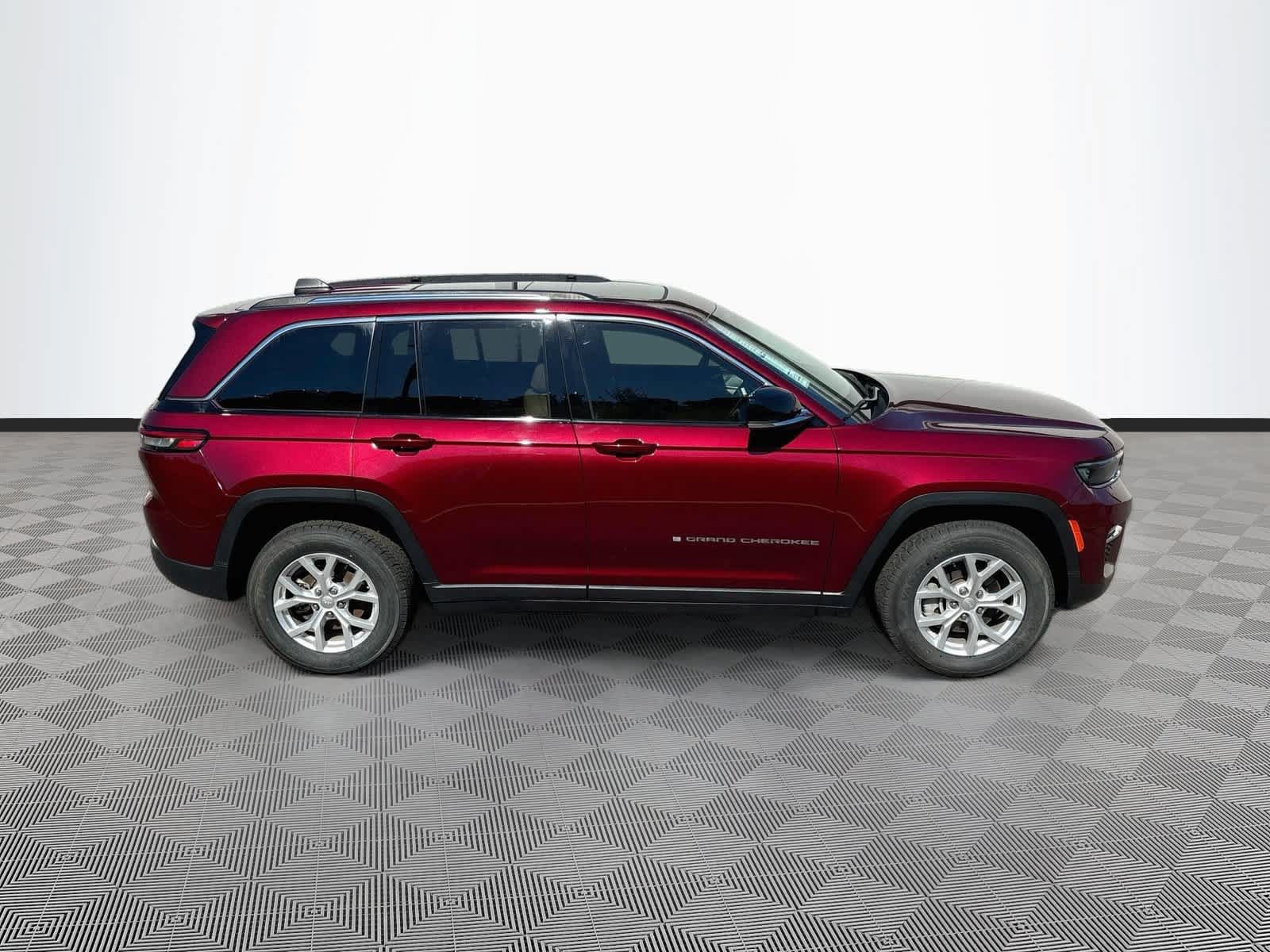 Used 2023 Jeep Grand Cherokee Limited w/ Trailer Tow Prep Group (B) AWD/4WD image 4