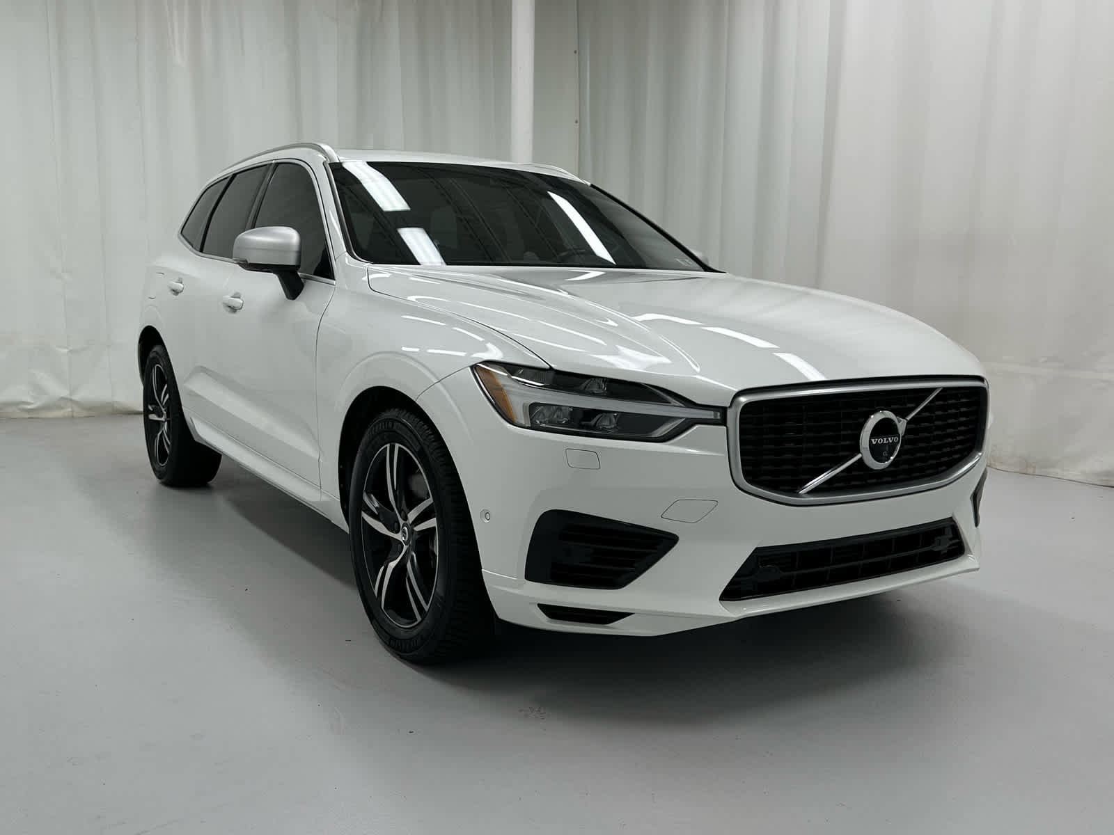 Used 2018 Volvo XC60 T8 R-Design w/ Convenience Package image 2