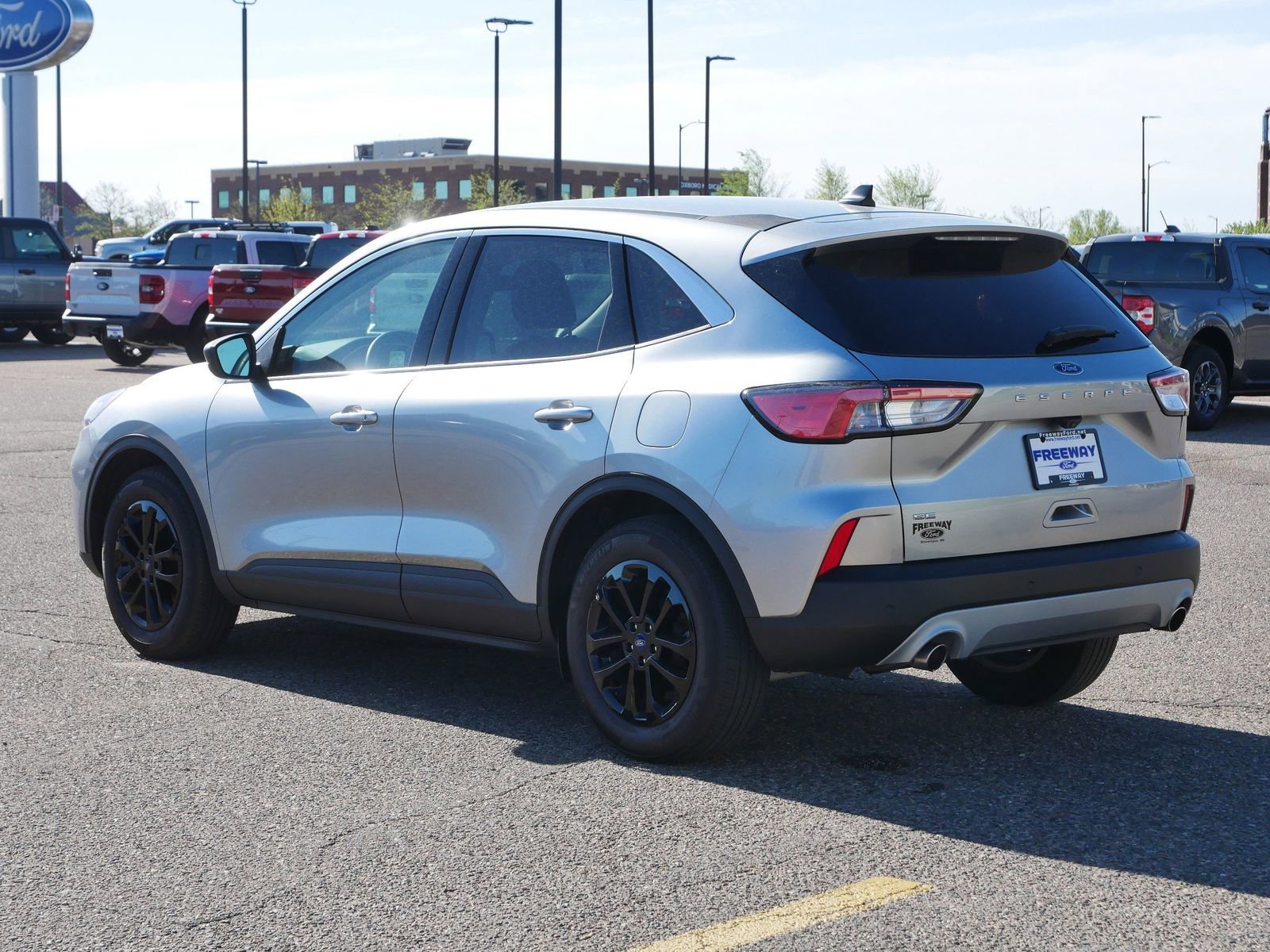 Used 2022 Ford Escape SE w/ Cold Weather Package FWD image 3
