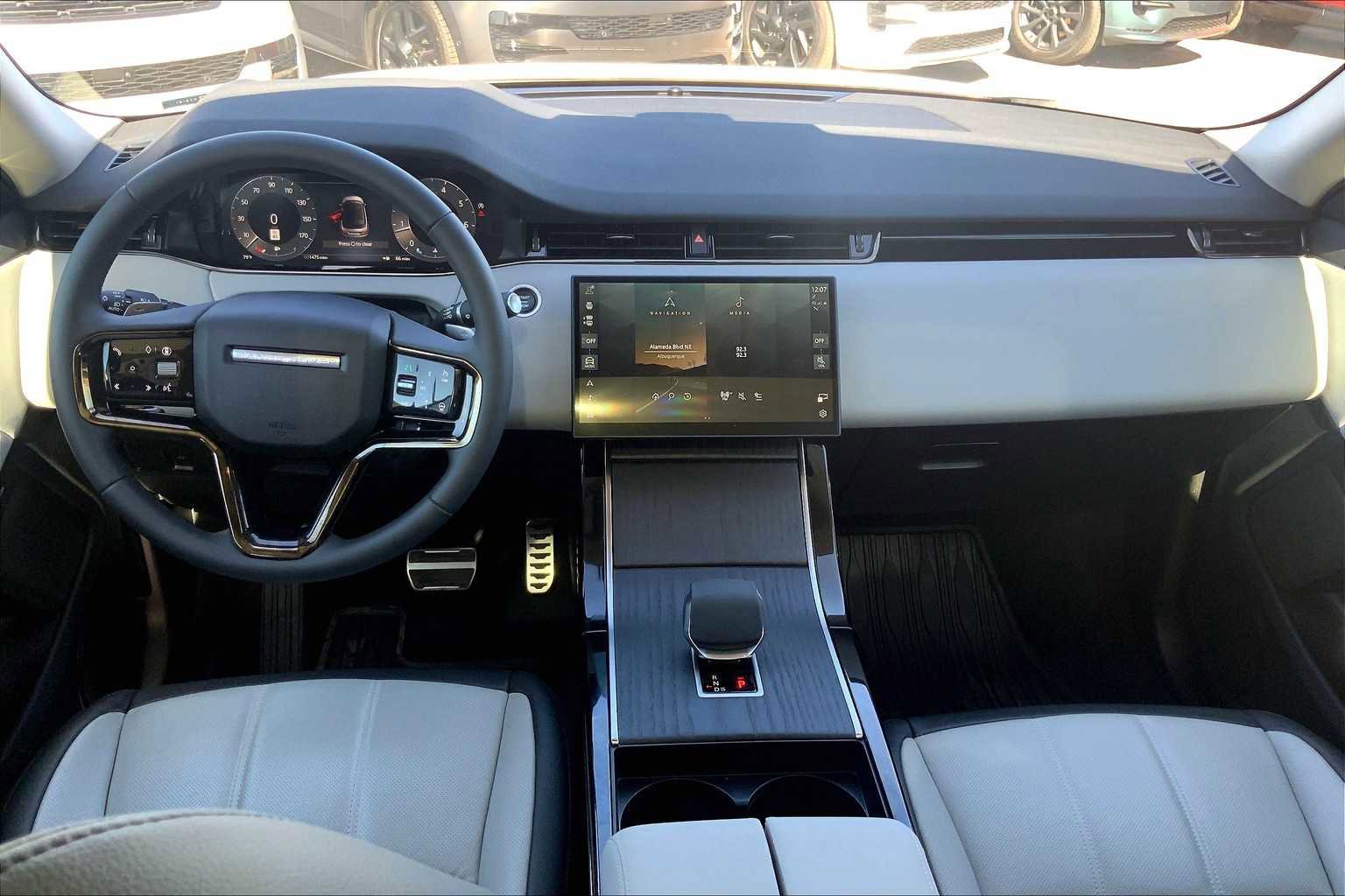 Used 2025 Land Rover Range Rover Evoque Dynamic SE image 14