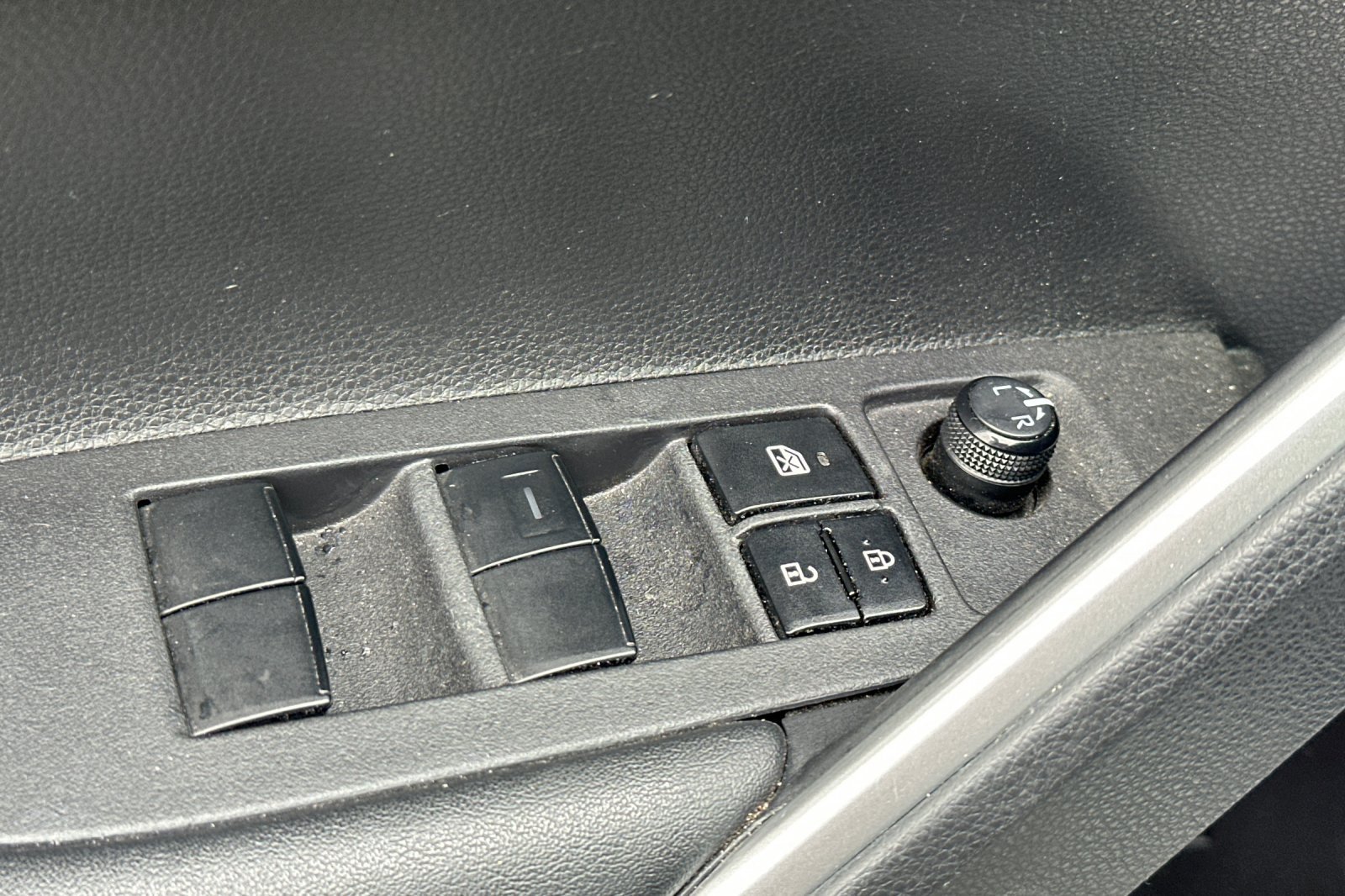 Used 2023 Toyota Corolla Cross LE w/ Moonroof Package FWD image 12