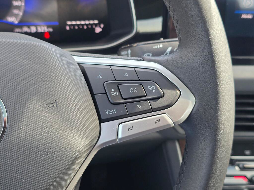 Used 2025 Volkswagen Jetta SE FWD image 28