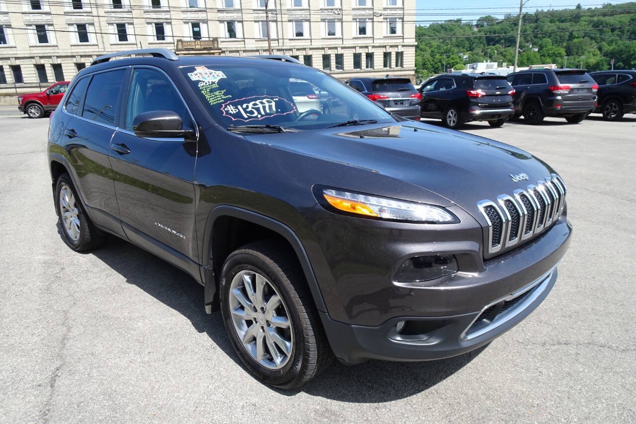 Used 2017 Jeep Cherokee Limited AWD/4WD image 4