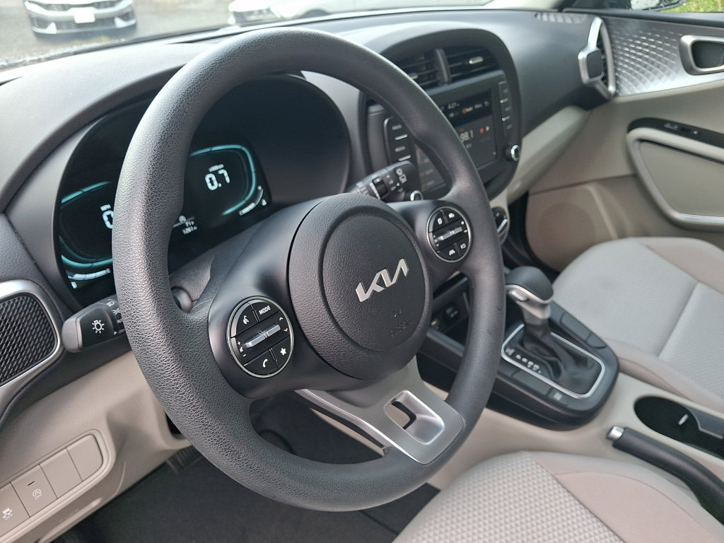 Used 2025 Kia Soul LX w/ LX Technology Package FWD image 27