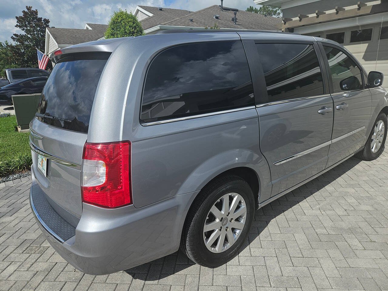 Used 2016 Chrysler Town & Country Touring FWD image 13