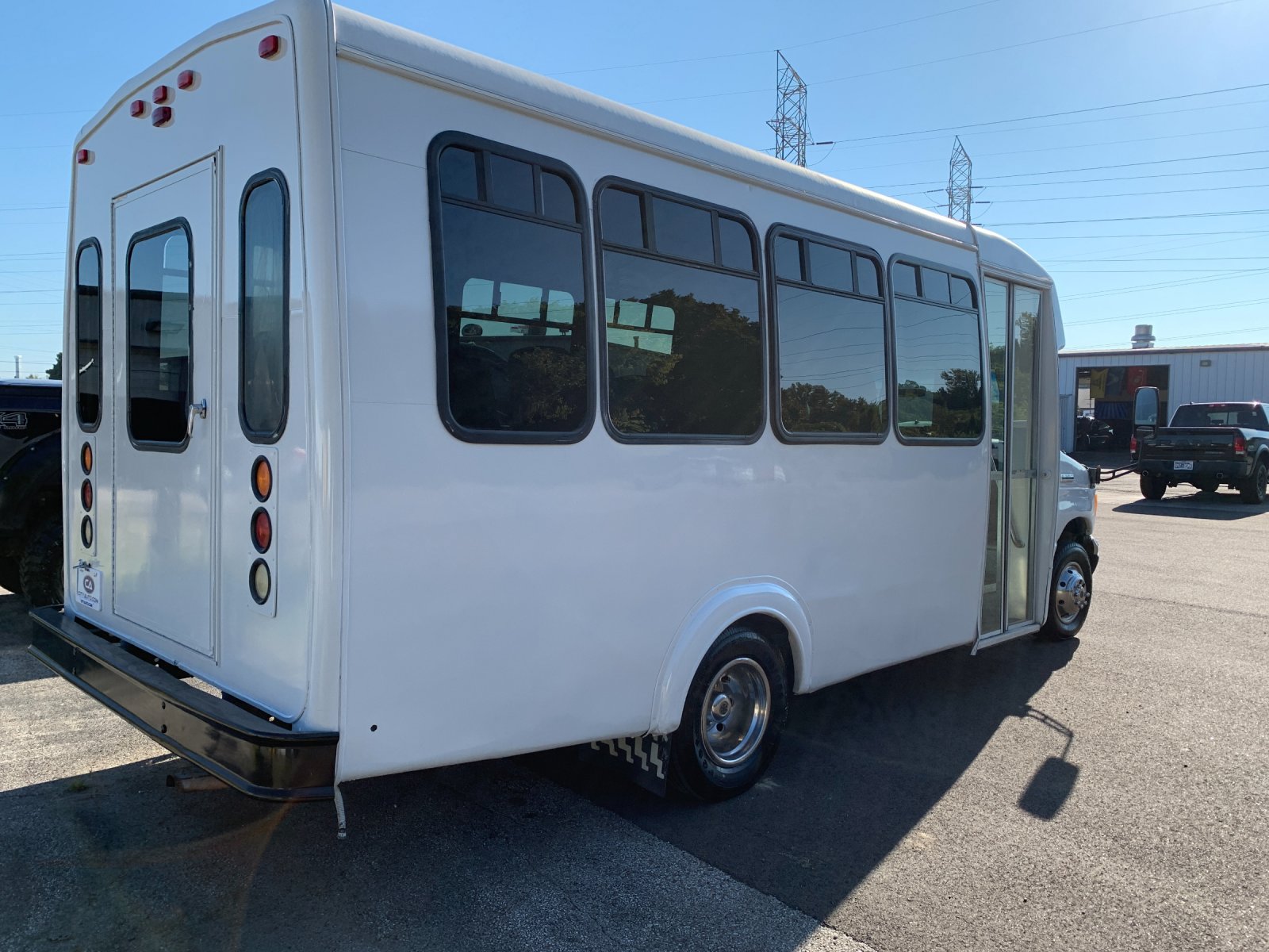 Used 2006 Ford E-350 and Econoline 350 Super Duty RWD image 3