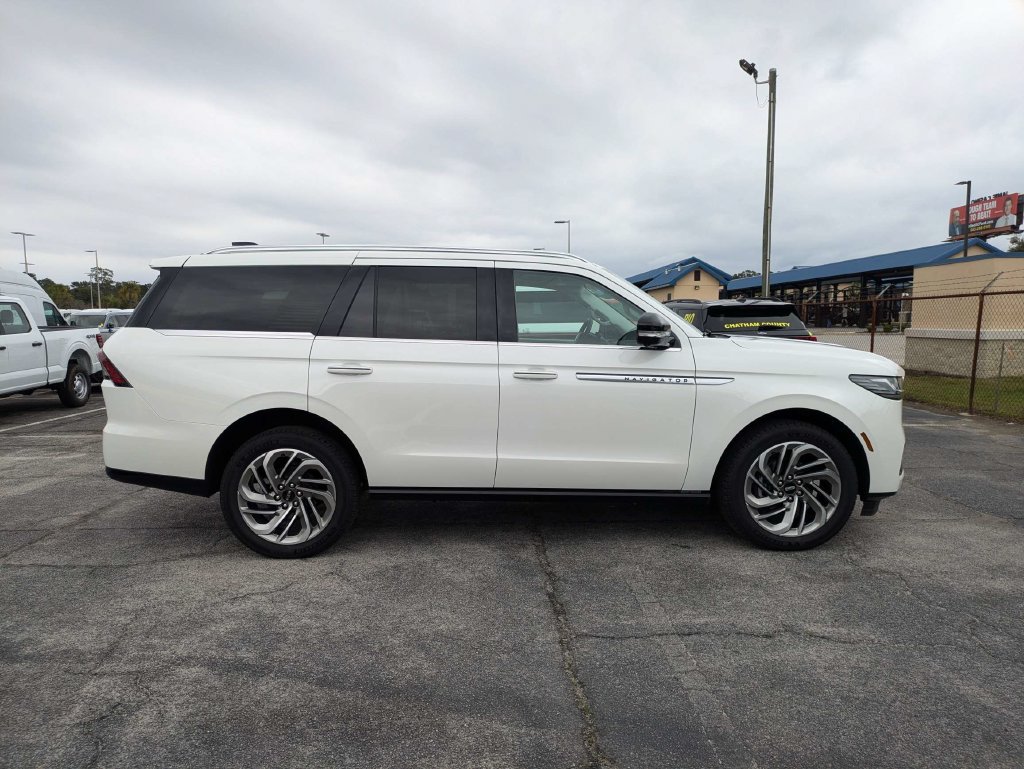 Certified 2026 Lincoln Navigator Reserve AWD/4WD image 3