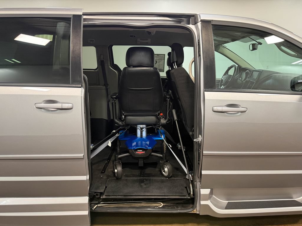 Used 2016 Dodge Grand Caravan SE w/ Quick Order Package 29E SE FWD image 16
