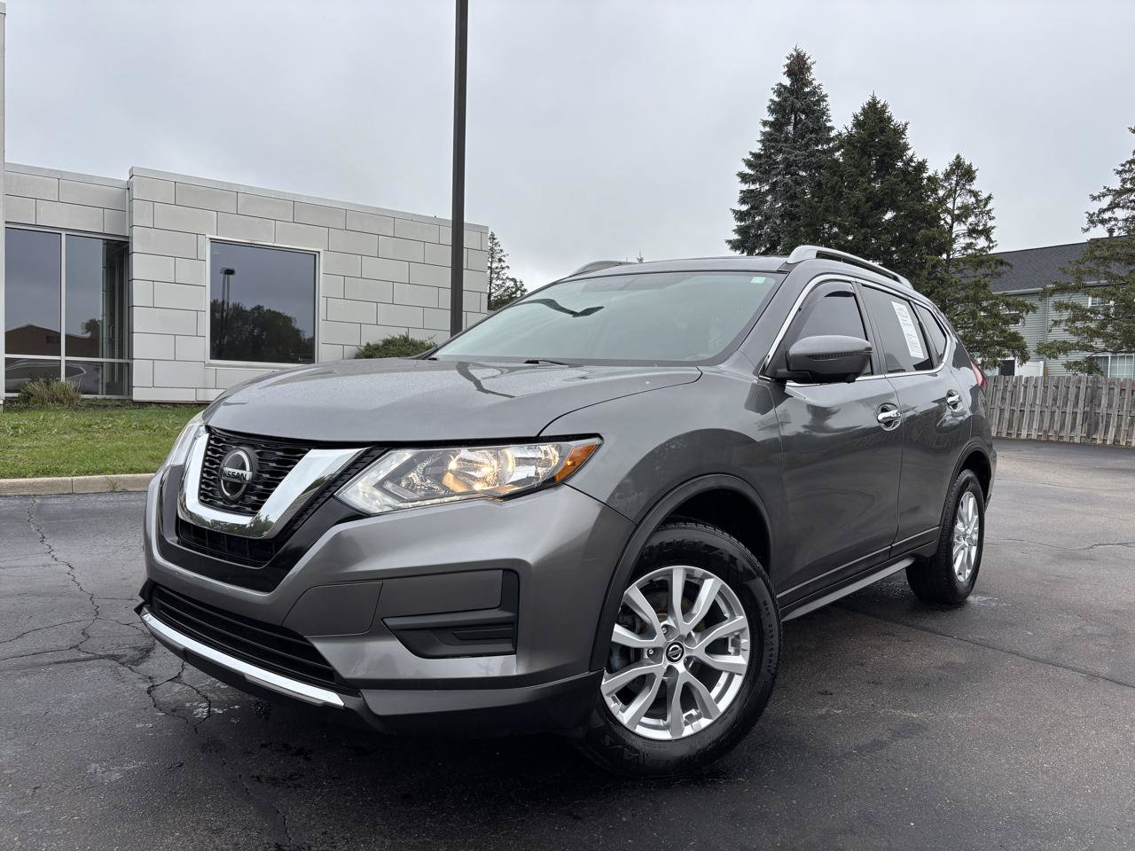 Used 2018 Nissan Rogue SV w/ Sun & Sound Touring Package AWD/4WD image 3