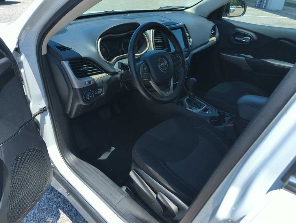 Used 2017 Jeep Cherokee Latitude FWD image 11