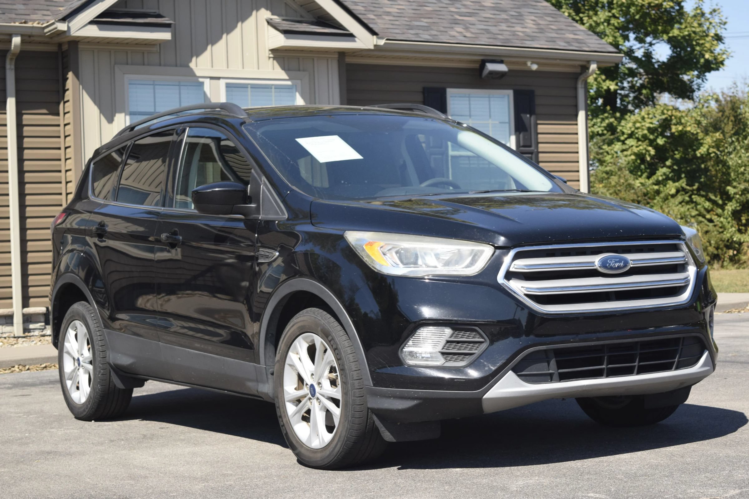 Used 2017 Ford Escape SE w/ Equipment Group 201A FWD image 1