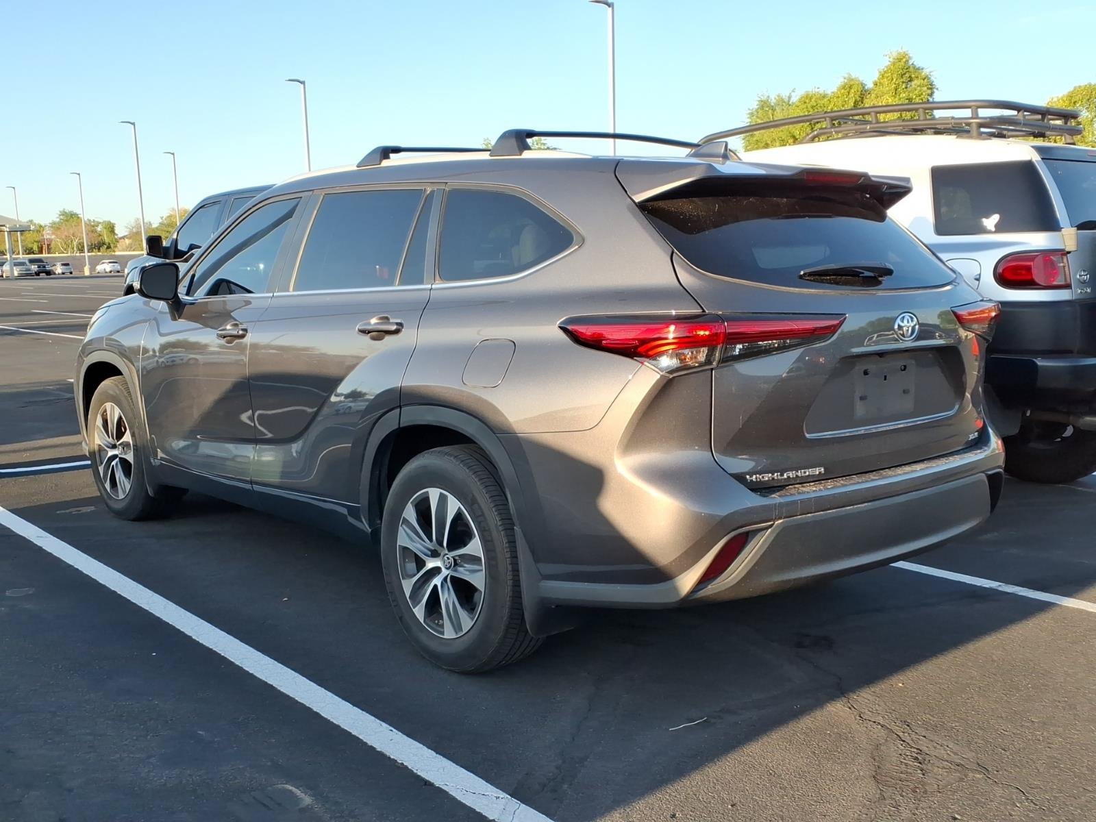 Used 2023 Toyota Highlander XLE FWD image 3