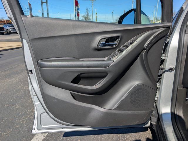 Used 2022 Chevrolet Trax LT w/ LT Convenience Package image 9