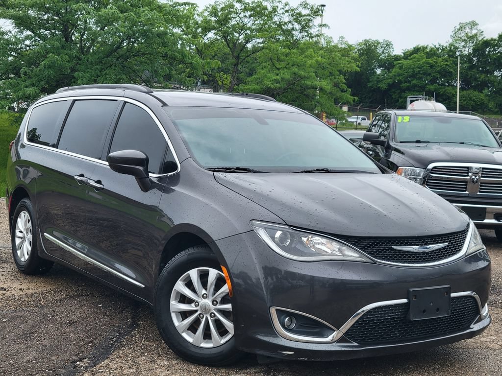 Used 2017 Chrysler Pacifica Touring-L FWD image 32