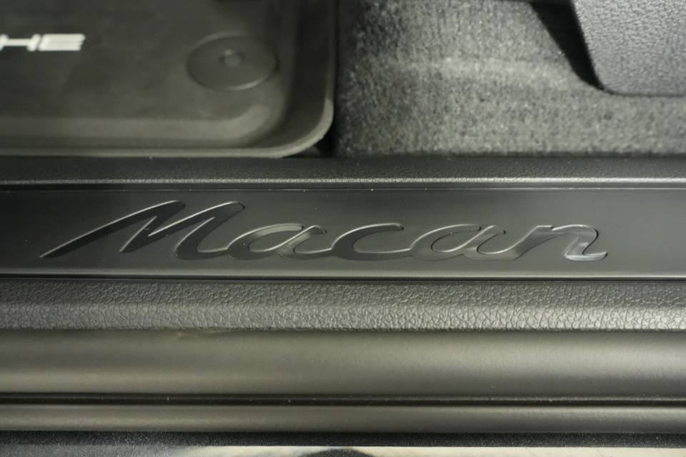 Certified 2026 Porsche Macan AWD/4WD image 33