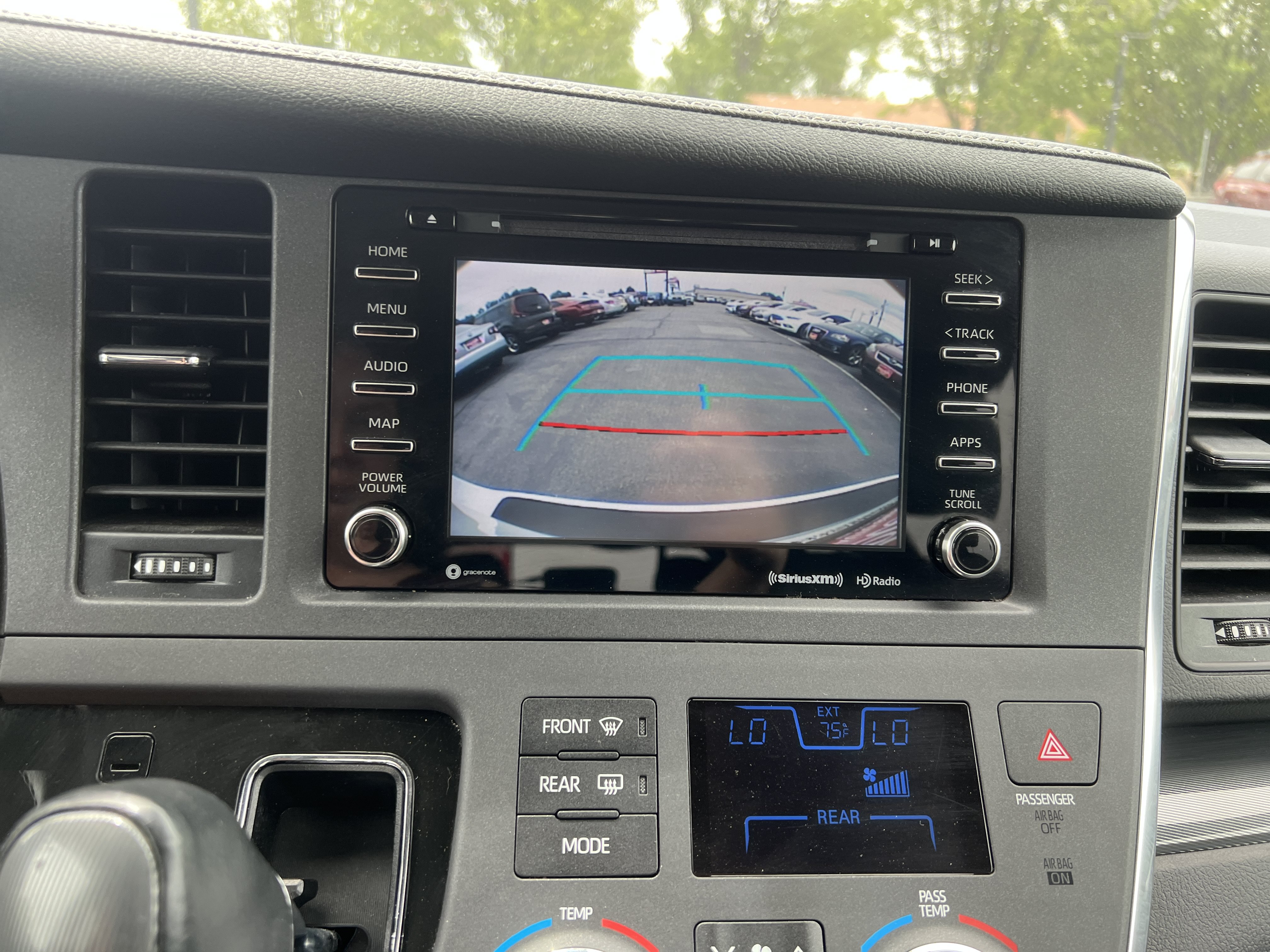 Used 2019 Toyota Sienna SE w/ Carpet Mat Package FWD image 21