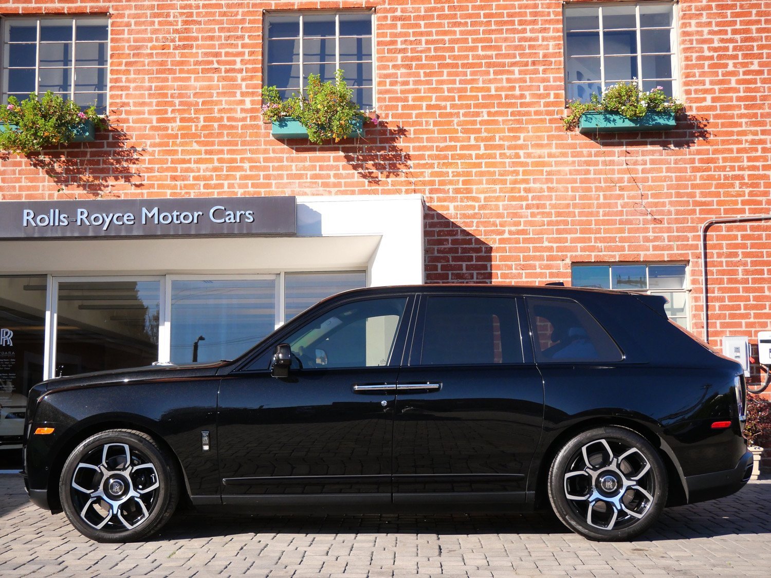 Used 2024 Rolls-Royce Cullinan Black Badge image 3