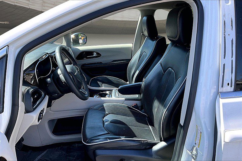 Used 2023 Chrysler Pacifica Limited image 24
