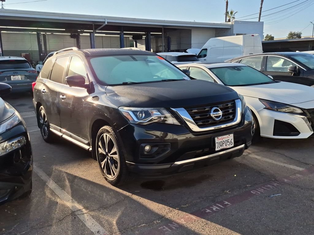 Used 2017 Nissan Pathfinder Platinum w/ Family Entertainment Package FWD image 2